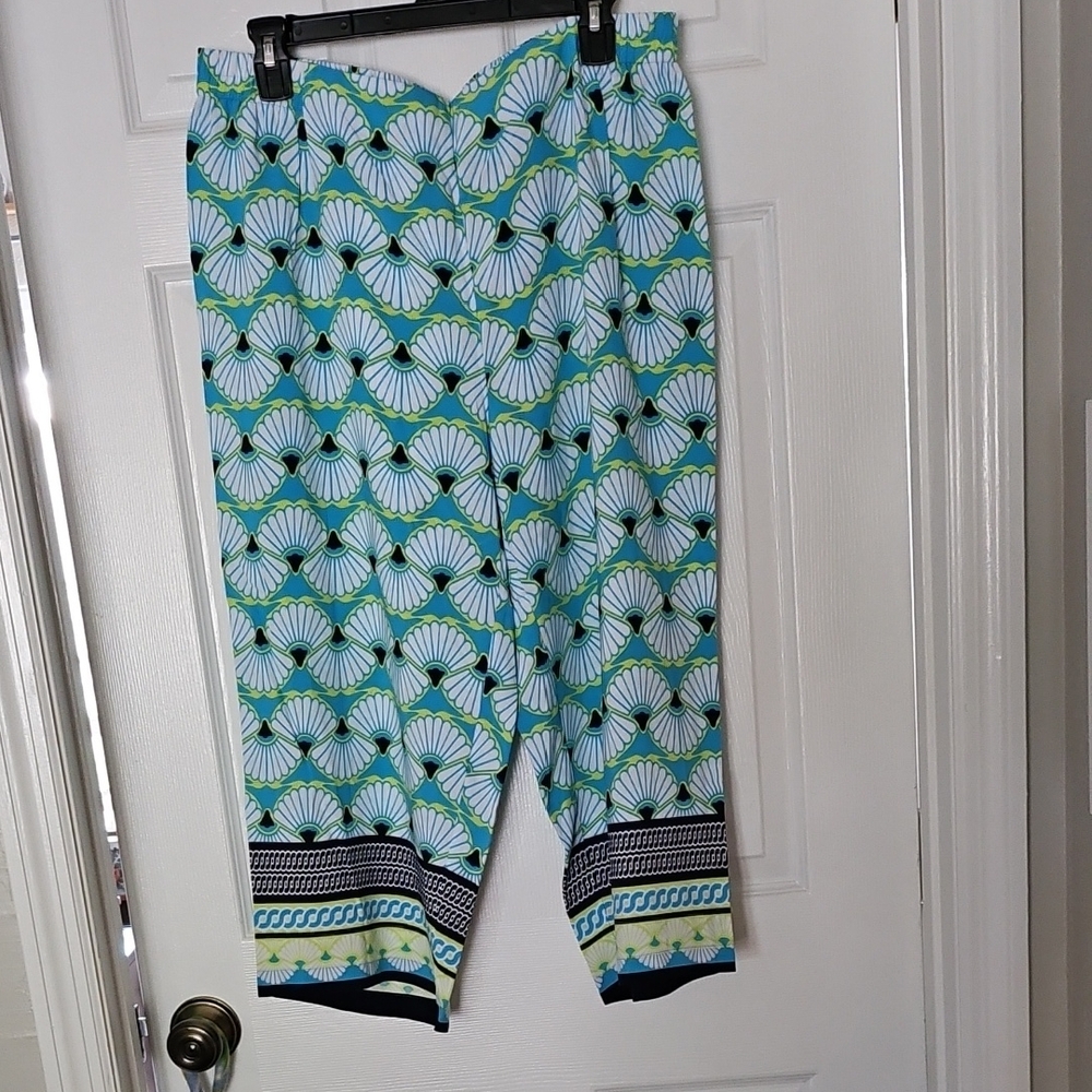 crown & ivy Petite Blue, White & Lime Scallop Print Capris
